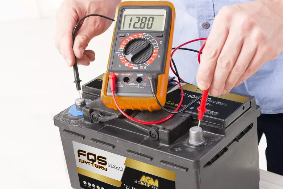 Utilisation du multimètre sur une batterie AGM de FQS Battery