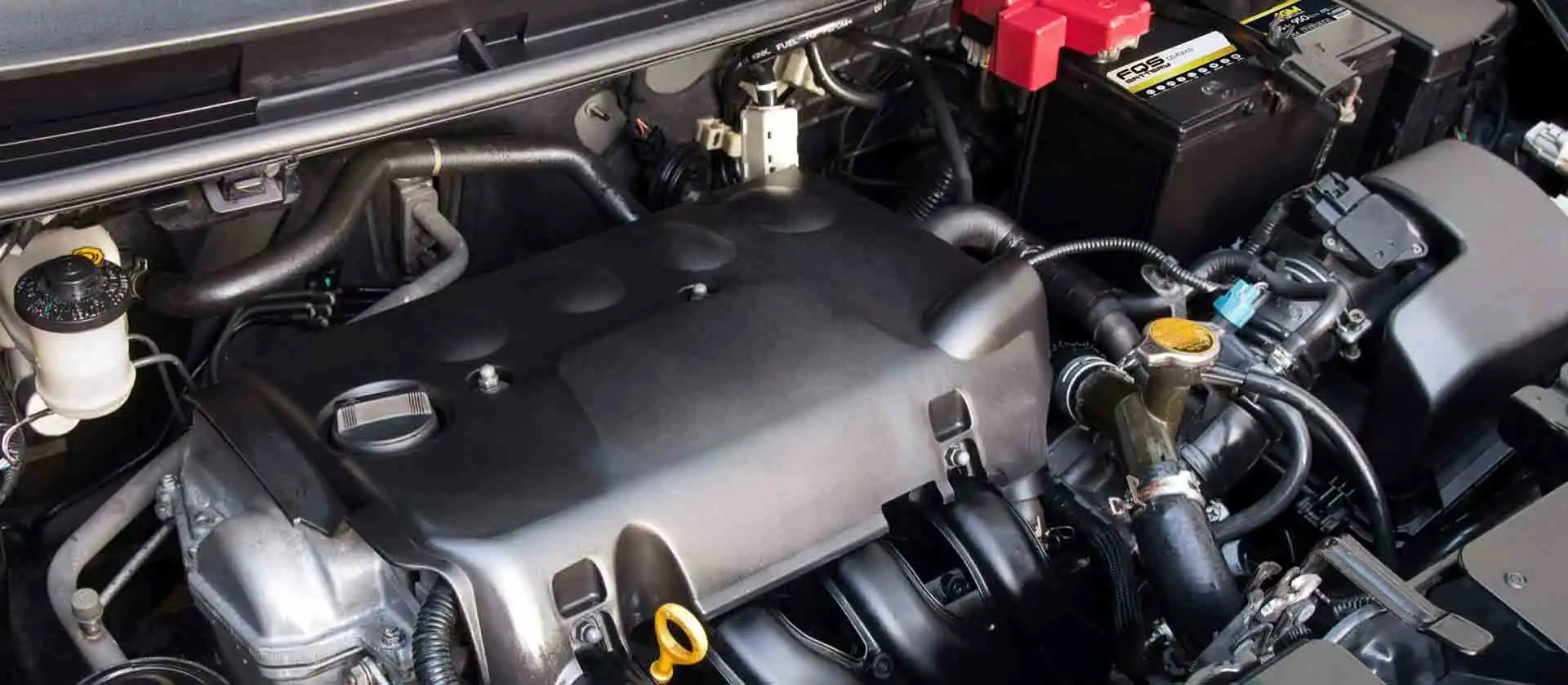 Imagen del motor de un vehículo con una batería de FQS BATTERY