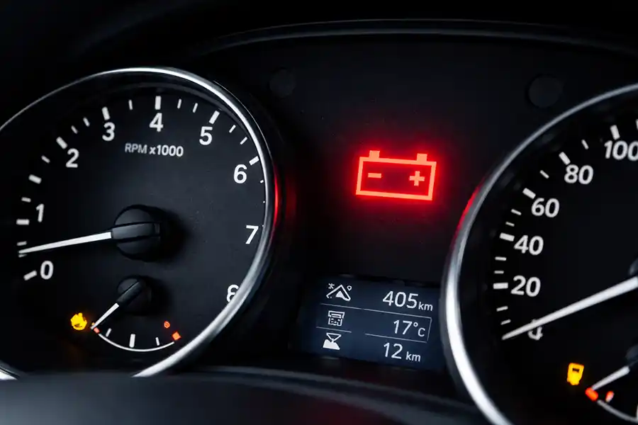 Imagen del panel de control de un vehículo con el piloto de la batería encendido.