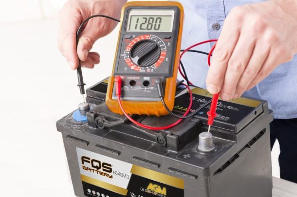 Utilizando el multímetro en una bateria AGM de FQS Battery